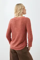 Sweater tejido de punto color rojo con cuello redondo y ruedo curvo.