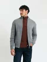 Remera de punto inglés con cierre frontal parcial y cuello alto, confeccionada en algodón con puños y cuello en punto canalé.