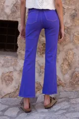 Pantalón jean de tiro medio/alto color celeste, de corte recto y terminación desflecada.