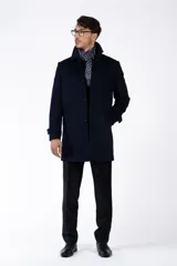 Abrigo clásico de paño azul marino, con cuello solapa, cierre frontal con botones y bolsillos laterales.