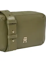 Cartera bandolera verde militar de poliuretano con correa ajustable extraíble, cierre de cremallera, bolsillo interior con cremallera e insignia metálica del monograma TH en la parte delantera.