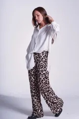 Pantalón de lanilla soft con estampado animal print y elástico en la cintura.