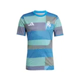 Camiseta de entrenamiento Adidas del Real Madrid, modelo pre-partido. Presenta un diseño gráfico abstracto con bloques de colores en tonos azules, celestes y verdes. Incluye el logo de Adidas y el escudo del club en el pecho, con tecnología Aeroready para mayor transpirabilidad.