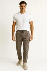 Pantalon cargo de algodón, color gris, con cintura elástica ajustable mediante cordón, bolsillos laterales tipo cargo y corte recto.