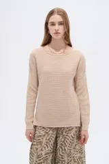 Sweater de algodón tejido con textura en relieve, cuello redondo y mangas largas, de calce holgado.