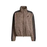 Campera deportiva Adidas modelo Firebird con cierre frontal, cuello alto y diseño estampado tipo animal print de jirafa en tonos marrones. Presenta las icónicas tres tiras de la marca en color negro a lo largo de las mangas y el logo del trébol bordado en el pecho.
