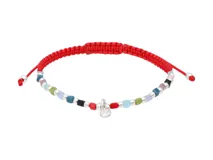 Pulsera de hilo rojo ajustable con cuentas de cristal multicolor y esferas de plata, con un dije central de cristal transparente.
