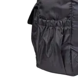 Mochila New Balance negra, modelo Top Loader, con logo blanco estampado en el frente. Cuenta con un bolsillo frontal con hebilla, bolsillos laterales y cierre superior con cordón ajustable.