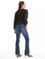 Buzo de modal color negro, con cuello redondo y mangas largas abullonadas con puños elásticos.