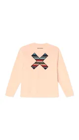 Sudadera color durazno de corte holgado con cuello redondo, puños y bajo acanalados. Estampado en la espalda con una cruz formada por motivos étnicos y logo de la marca en la parte superior.