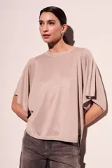 Sweater rosa de lurex con mangas cortas amplias y cuello redondo.