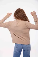 Sweater blanco de punto con cuello alto.