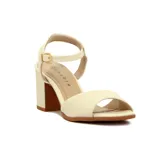 Sandalias de tacón medio cuadrado, color dorado, con tira ancha en el empeine y pulsera ajustable al tobillo con hebilla metálica.