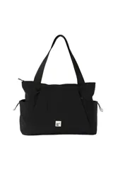 Cartera tipo tote bag de nylon color negro, con bolsillos laterales con cordón ajustable, asas de hombro y detalle de etiqueta frontal.