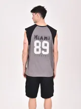 Musculosa gris con mangas y cuello negro, con el número 89 estampado en blanco en el frente.