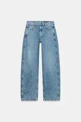 Jeans de tiro medio confeccionados en denim con efecto lavado, diseño de pernera curva y corte recto. Cuenta con cinco bolsillos, trabillas en la cintura y cierre frontal con cremallera y botón metálico.