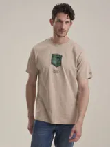 Remera blanca con cuello redondo, manga corta y estampa gráfica frontal de una caja de herramientas con texto descriptivo.
