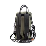 Matera estilo mochila color verde militar, confeccionada en nylon acolchado con detalles en símil cuero negro. Cuenta con tapa con cierre metálico, bolsillo interno, asas de mano y correa extensible para llevar al hombro o cruzada.