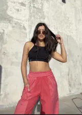Pantalon de corte recto y holgado en color rojo, con cintura elastizada y bolsillos laterales funcionales. Presenta un diseño con costuras verticales que crean un efecto de relieve en el frente.