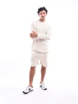 Buzo gris oscuro de tejido waffle con cuello redondo y mangas largas.