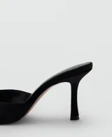 Sandalias de tacón de aguja, color negro, confeccionadas en tejido de terciopelo con diseño destalonado, puntera abierta y tira frontal.