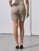 Short blanco de gabardina elastizada, marca Zac & Rachel, con pretina ancha elastizada y bolsillos delanteros.