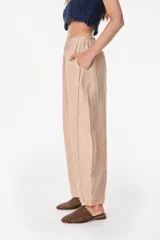 Pantalón de lino italiano color terracota, de corte relajado y fluido con cintura elástica fruncida.