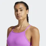 Musculosa de yoga ajustada color lila, con tirantes delgados y escote cuadrado. Presenta tecnología de absorción AEROREADY.