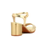 Sandalias de tacón medio cuadrado, color dorado, con tira ancha en el empeine y pulsera ajustable al tobillo con hebilla metálica.
