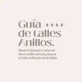 Anillo de diseño entrelazado que combina una banda de plata con textura granulada y circonias incrustadas con una banda lisa de oro.