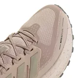 Championes Adidas Ultrarun 5 Tr W de mujer, color rosado viejo con las icónicas tres tiras en tono verde oliva y tira en el talón en color verde claro. Cuentan con tecnología water-repellent y suela de tracción para trail running.