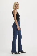 Jeans de tiro alto, ajustados en cadera y muslos, con pierna acampanada.