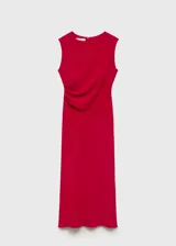 Vestido midi de poliéster color rojo, sin mangas, con cuello redondo y tirantes anchos. Cuenta con diseño entallado, fruncido lateral, forro interior y cierre de cremallera en la parte posterior.
