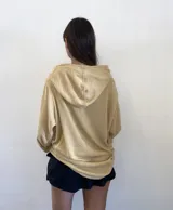 Hoodie oversize de tejido de punto en color amarillo, con capucha, cordones ajustables y etiquetas decorativas en la manga y el puño.