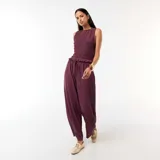 Pantalón ancho color bordó de corte relajado, con cintura elástica fruncida y cordón ajustable.
