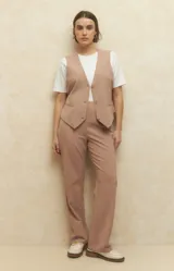 Conjunto sastrero negro compuesto por un chaleco con escote en V y pantalón de vestir de corte recto y tiro alto.