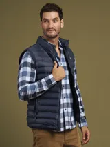 Chaleco negro acolchado con cierre frontal y bolsillos laterales con cierre.