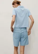 Short de denim estilo vaquero, color celeste, de tiro medio con diseño recto, pinzas en el frente y trabillas para cinturón. Cuenta con dos bolsillos laterales y dos bolsillos en la parte posterior.