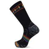 Medias largas negras con detalles de líneas multicolor en el empeine y franja superior con inscripción multicolor.
