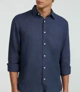Camisa de hombre marca Marfinno, confeccionada en lino puro color marrón. Presenta un corte comfort, cuello inglés, manga larga y cierre frontal con botones.