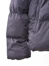 Campera puffer negra con capucha y cierre frontal.