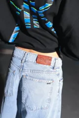 Jean de corte oversize con tiro medio-alto, confeccionado en algodón con lavado ice color celeste.