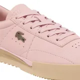 Championes Lacoste modelo Aura, color rosado con suela de goma en tono beige. Presentan un diseño de cuero con textura granulada, cierre de cordones al tono y el icónico logo del cocodrilo metálico en el lateral.