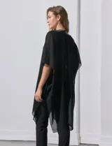 Kimono negro de gasa con apliques de brillos en el cuello y el frente.