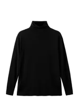 Chaleco negro de punto, de corte recto y largo, con cuello alto.