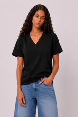 Remera negra de algodón, con cuello en V y mangas cortas de corte holgado.