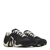Championes urbanos Merrell modelo Relay Fly Vent Se, color negro con detalles en blanco crema. Presentan un diseño aerodinámico con refuerzos de gamuza y una distintiva letra M en el lateral, combinando estilo deportivo con funcionalidad urbana.