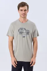 Remera Legacy de manga corta y cuello redondo, color azul melange, con estampa frontal y detalles bordados de un vehículo todoterreno acompañados por el texto "The Adventure Club".