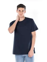 Remera de algodón de manga corta y cuello redondo, con diseño básico y micrologo de la marca bordado en el pecho.