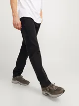 Jean negro de tiro alto, corte tapered, cinco bolsillos y cierre con botón.